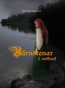 Framsidan på boken Bärnstenar i vattnet av Michèle Glatthard: en flicka med rött, lockigt hår och grön klänning står vid ett mörkt vatten och ser sig över axeln.